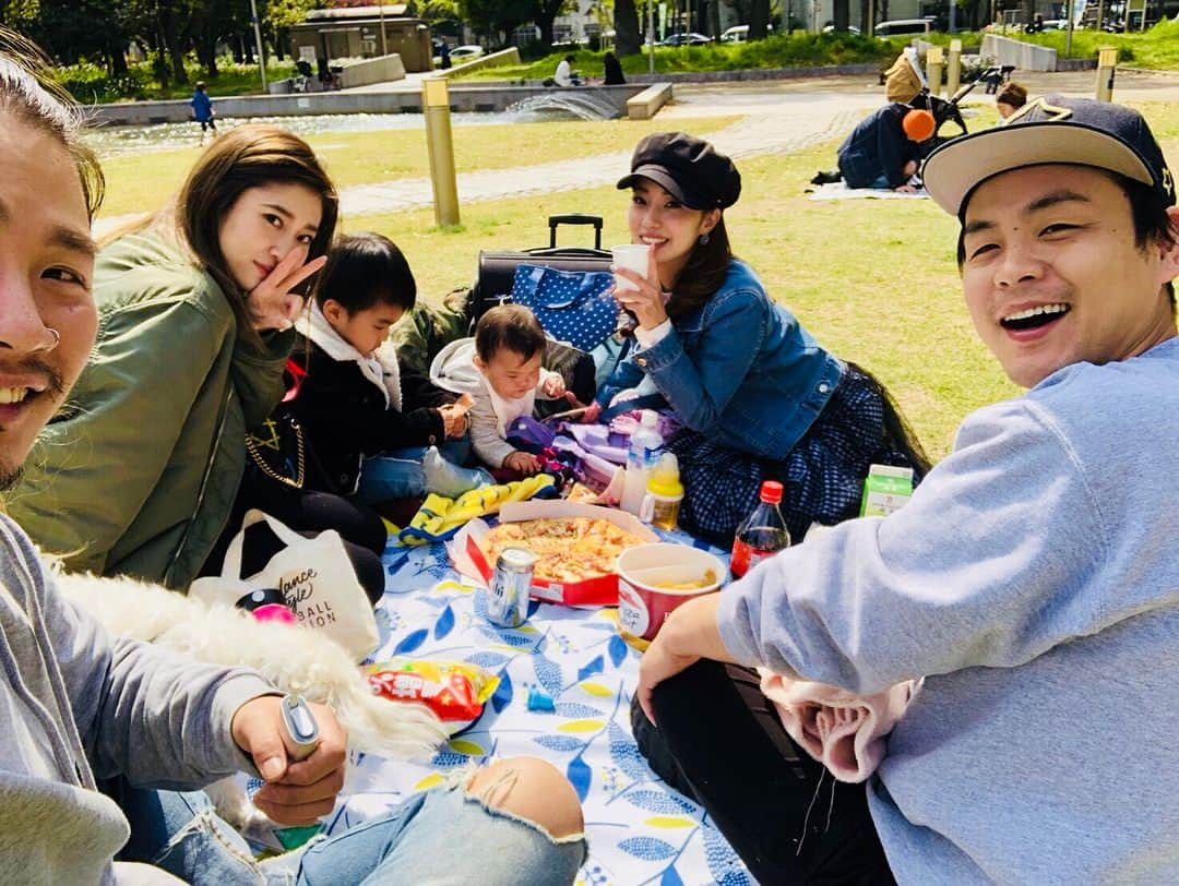 七菜香さんのインスタグラム写真 - (七菜香Instagram)「#picnic 🌳🌳🌳💓 初めましてに参加させてもらって めちゃいい休日感♡♡w こーゆーまったりなのが良き☺️ ・ ・ #lunch #park #chill #relax #goodday #hadfun #spring #child #dog #family #instagram #instagood #🌳 #👨‍👩‍👧‍👦」4月9日 22時21分 - nanaka0118