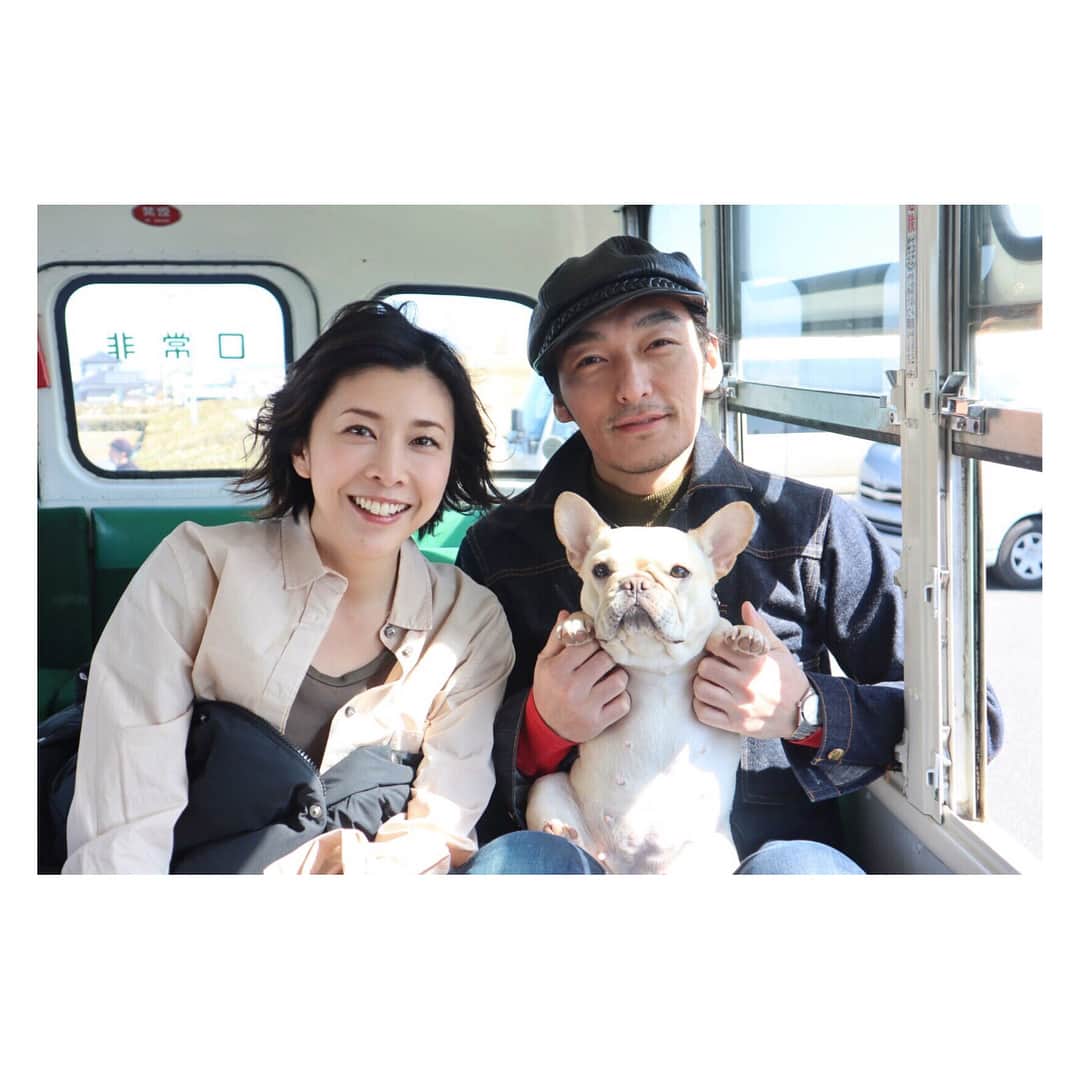 竹内結子さんのインスタグラム写真 - (竹内結子Instagram)「・ #キヤノンCM撮影現場にて #EOSKissM #クルミちゃんです #お父さんと一緒」4月9日 22時43分 - yuko_takeuchi0401