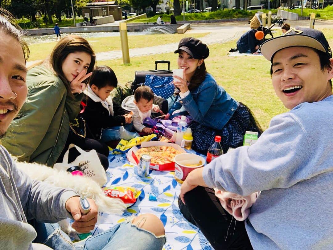のインスタグラム：「#picnic 🌳🌳🌳💓 初めましてに参加させてもらって めちゃいい休日感♡♡w こーゆーまったりなのが良き☺️ ・ ・ #lunch #park #chill #relax #goodday #hadfun #spring #child #dog #family #instagram #instagood #🌳 #👨‍👩‍👧‍👦」