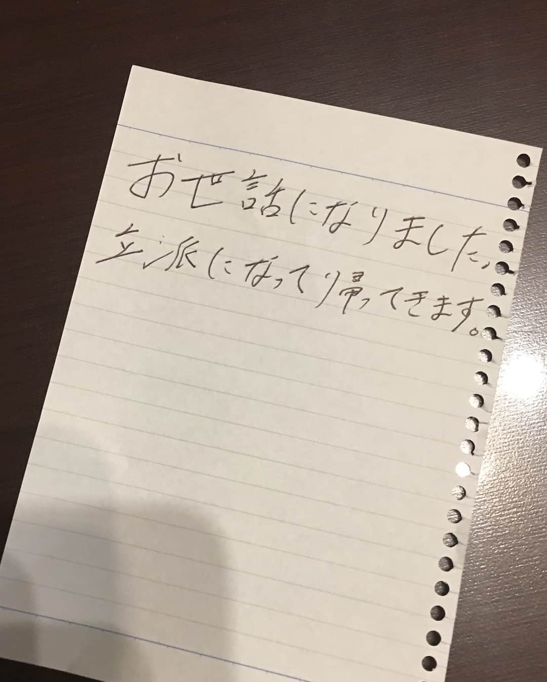 荒生暁子さんのインスタグラム写真 - (荒生暁子Instagram)「息子の入学式でした。 今朝最後に教えたのはネクタイの締め方。 式が終わると、クラブの勧誘で賑わう中 あっけなく息子とお別れ。 思いのほか、ホッとして涙も出ずに 6時間かけて広島帰ったのですが…。 リビングのテーブルに１枚のメモが。 ここから…涙が止まりません😭 涙は、人目に晒されること無く まさかの広島の自宅でした。 寂しいけれど、とても誇らしい気分。 引っ越しが間に合わず、 しばらくホテル暮らし。頑張れ息子！ #思わぬところで涙#お別れ#息子の入学式 #大学入学式#一人暮らしスタート#ミスジェイ」4月10日 0時02分 - akikoarao0904