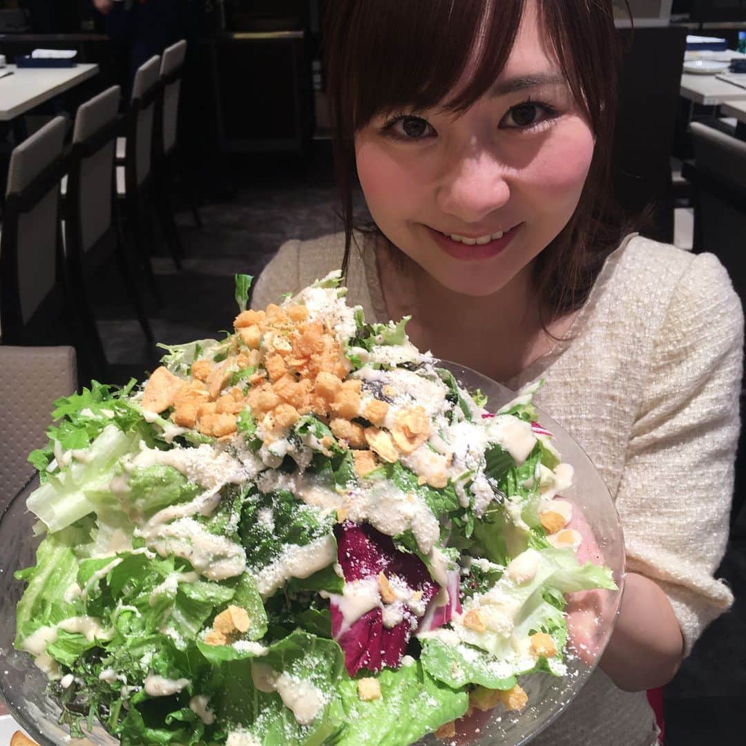 山本愛子さんのインスタグラム写真 - (山本愛子Instagram)「今日の目的はマッスルバー！ 前に三人で通りがかった時に気になってたお店でして笑  文字通り、筋肉隆々な殿方がいらっしゃるバーです。 マッスルバーに行く前のご飯は「俺のフレンチ」！ 中島さんが、テーマを揃えよう🌟と提案してくれて「俺のフレンチからの俺の筋肉」的なコースに笑  三人とも特に筋肉フェチというわけではないんだけどね笑 どんなパフォーマンスをしてくれるのか見たくて🌟 わくわく♪ 入ってみマッスル！  #マッスルバー #俺のフレンチ #俺の肉（嘘）」4月9日 23時52分 - aikoyade1219
