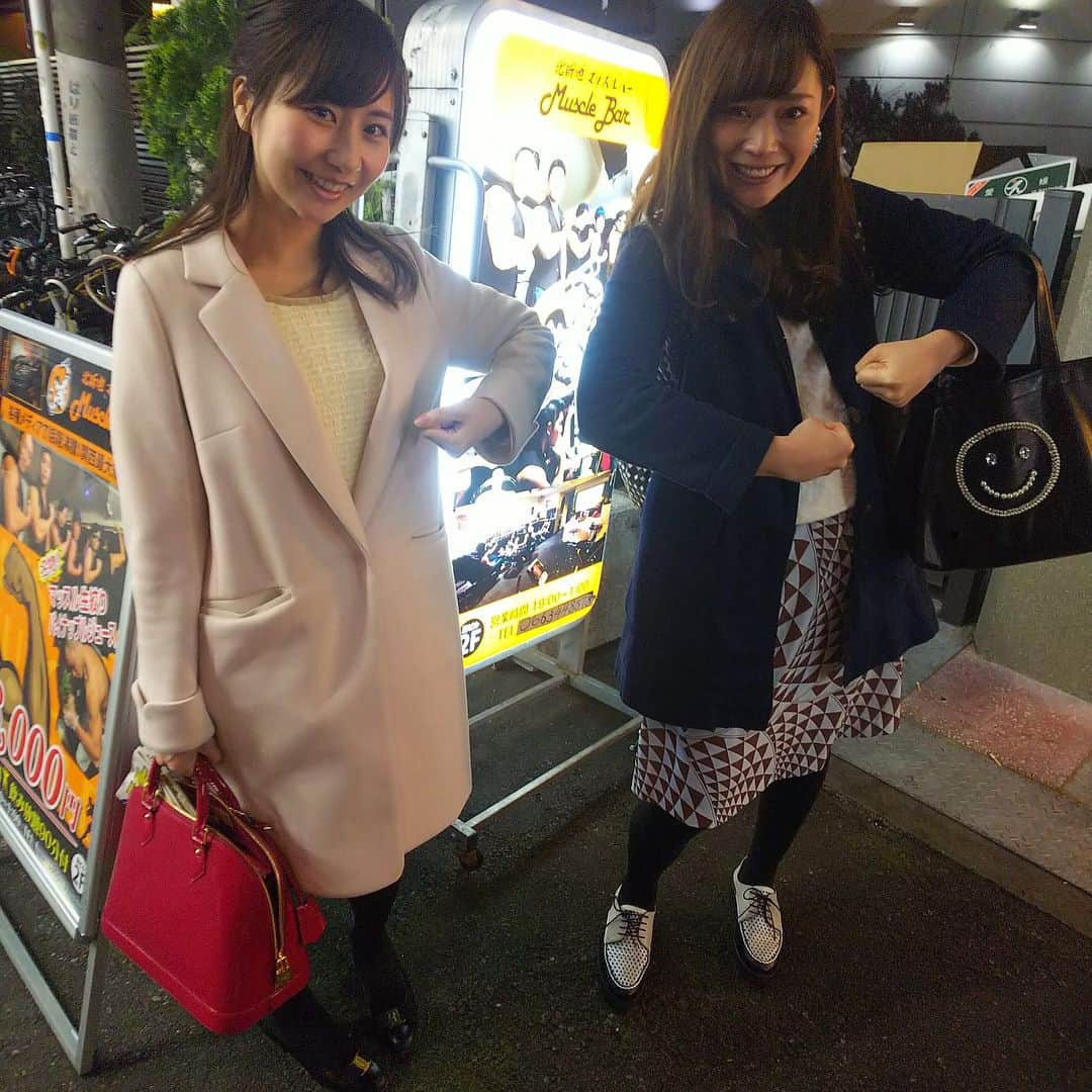 山本愛子さんのインスタグラム写真 - (山本愛子Instagram)「今日の目的はマッスルバー！ 前に三人で通りがかった時に気になってたお店でして笑  文字通り、筋肉隆々な殿方がいらっしゃるバーです。 マッスルバーに行く前のご飯は「俺のフレンチ」！ 中島さんが、テーマを揃えよう🌟と提案してくれて「俺のフレンチからの俺の筋肉」的なコースに笑  三人とも特に筋肉フェチというわけではないんだけどね笑 どんなパフォーマンスをしてくれるのか見たくて🌟 わくわく♪ 入ってみマッスル！  #マッスルバー #俺のフレンチ #俺の肉（嘘）」4月9日 23時52分 - aikoyade1219