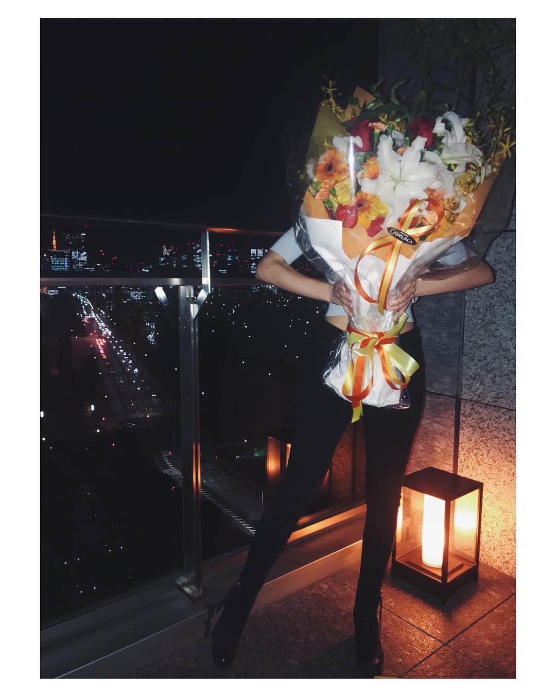 アリシア・デブナム・キャリーのインスタグラム：「And she became a bouquet... 💐 What a wonderful week Tokyo.」
