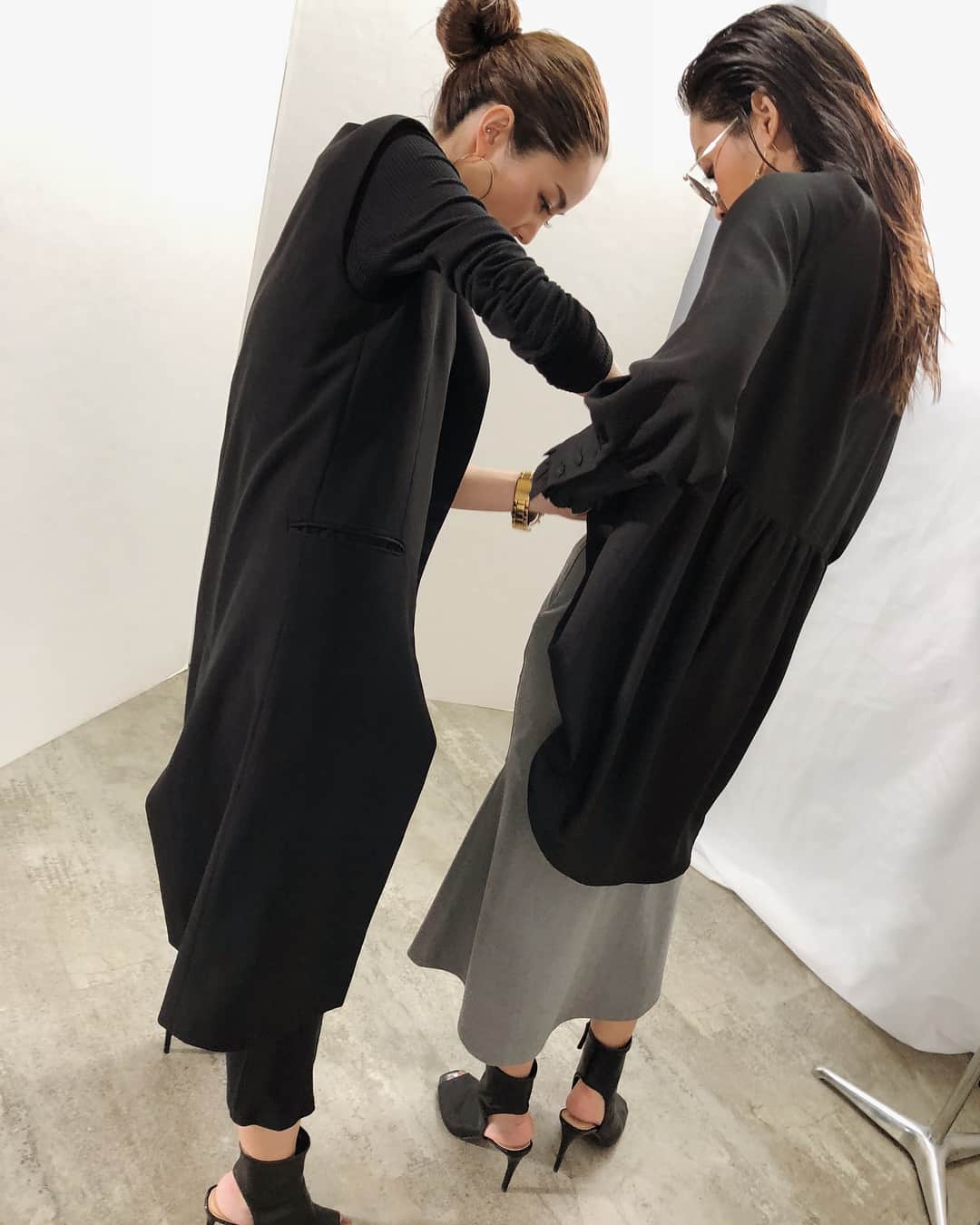 muramiさんのインスタグラム写真 - (muramiInstagram)「この間の新作撮影はカッコ良くて可愛くてすっごく素敵に撮れてセレクトするのが大変だった！！💦 幸せな悩みw❤️ 早くお見せしたいからインスタLIVEでご紹介しようかな😊💕 この日は撮影ディレクションでバタバタ！ 着付けする母みたいになってたw😂👍 ・ ・ #MIELIINVARIANT」4月10日 0時51分 - murami_716
