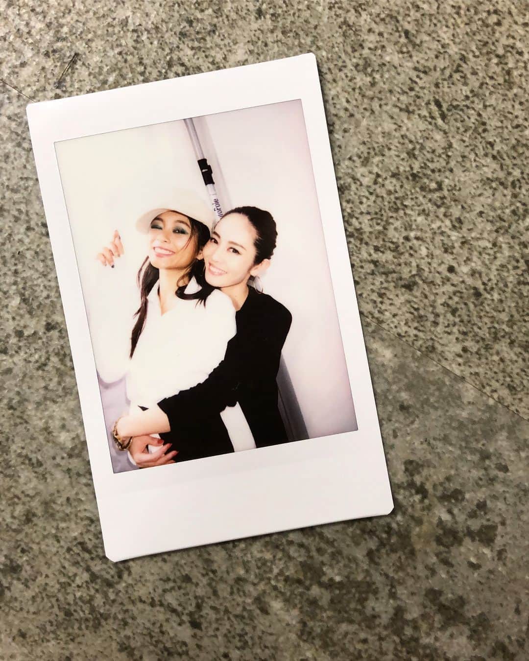 muramiさんのインスタグラム写真 - (muramiInstagram)「この間の新作撮影はカッコ良くて可愛くてすっごく素敵に撮れてセレクトするのが大変だった！！💦 幸せな悩みw❤️ 早くお見せしたいからインスタLIVEでご紹介しようかな😊💕 この日は撮影ディレクションでバタバタ！ 着付けする母みたいになってたw😂👍 ・ ・ #MIELIINVARIANT」4月10日 0時51分 - murami_716