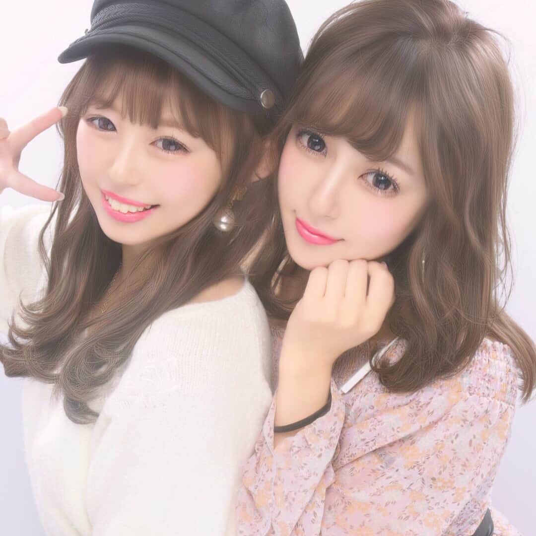 近藤萌恵里さんのインスタグラム写真 - (近藤萌恵里Instagram)「3ヶ月遅れのプレゼント。笑 改めておめでとう💗  そしていつも笑いをありがとう☺︎」4月10日 1時32分 - moerii_25