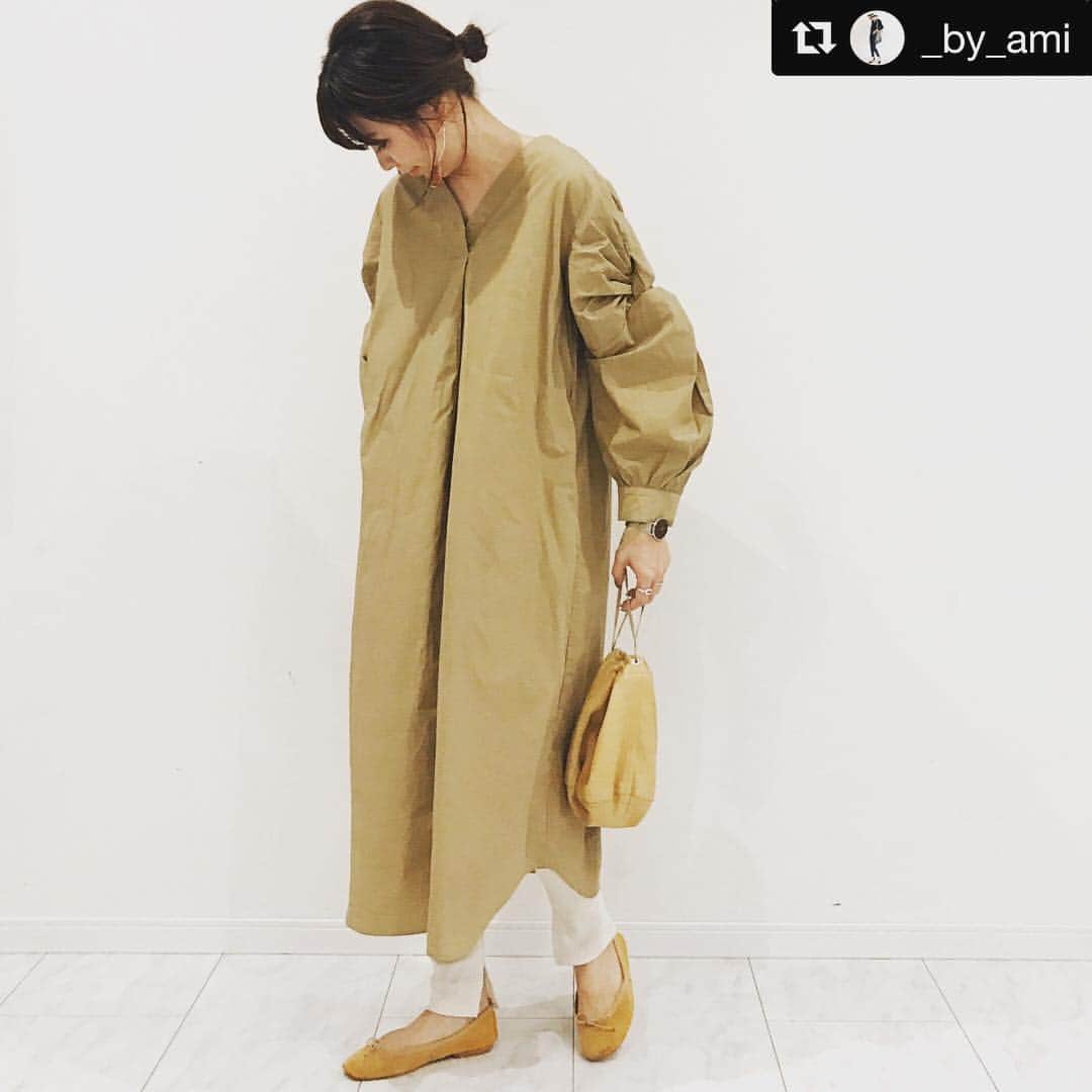 furryrate officialのインスタグラム：「#furryratesnap ・ ご着用ありがとうございます💕▶︎@_by_ami ✔︎ツイストスリーブロングドレスワンピース ¥7,900+tax. ［品番181HS013] ・ 残りわずか！💫💫💫 ゲットはお早めに🙈🙈 ・ #Repost @_by_ami with @get_repost ・・・ @furryrate.official のボリュームが可愛すぎるワンピに足元は @ciaopanictypy のワッフルレギンス。 ピアスは @lelalite_2014 です！ ・ onepiece #furryrate  legwear #ciaipanictypy  bag @fillthebill_mercantile  shoes @plage_jp #PORSELLI accessory #lelalite」