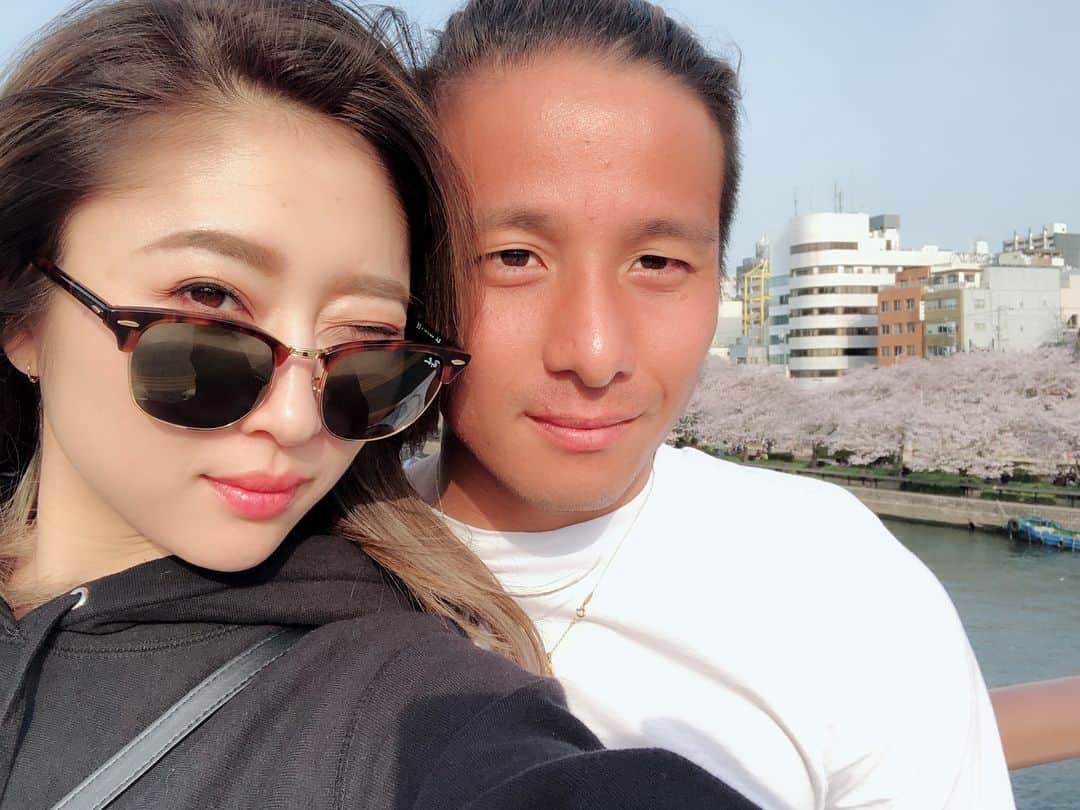 のインスタグラム：「bye bye SAKURA👋🏼🌸 また来年(*ﾟ∀ﾟ*) ・ ・ #sakura #cherryblossom #spring #pink #cute #flowers #selfie #couple #husband #love #gooddays #happy #osaka #instagood #럽스타그램 #셀스타그램 #👫 #🌸 #たまご顔 #おでこもたまご」