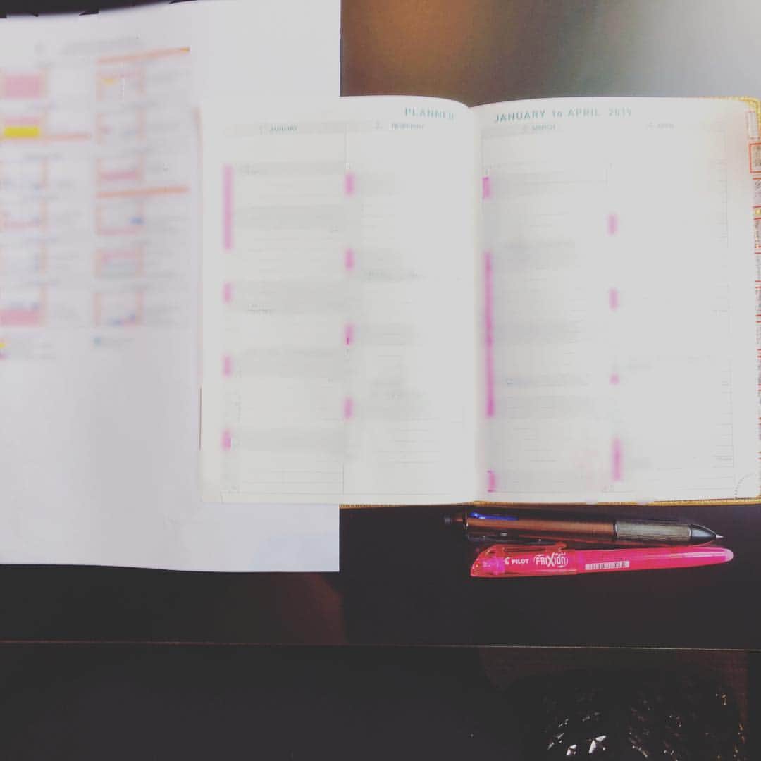 西口理恵子さんのインスタグラム写真 - (西口理恵子Instagram)「子供達のスクールカレンダーをもらったので、早速手帳に書き込み。 ピンクがNo school 、、、多い！ . . . #西口理恵子  #美人収納  #整理収納 #時間の整理 #子供との時間」4月10日 10時08分 - rieko_nishiguchi