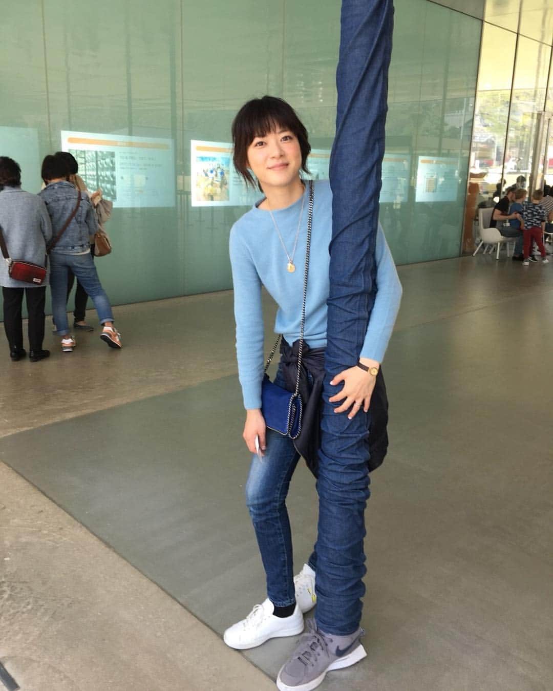 上野樹里さんのインスタグラム写真 - (上野樹里Instagram)「友達は美術館を支えてます👟笑 #21世紀美術館」4月10日 21時37分 - _juri_art_
