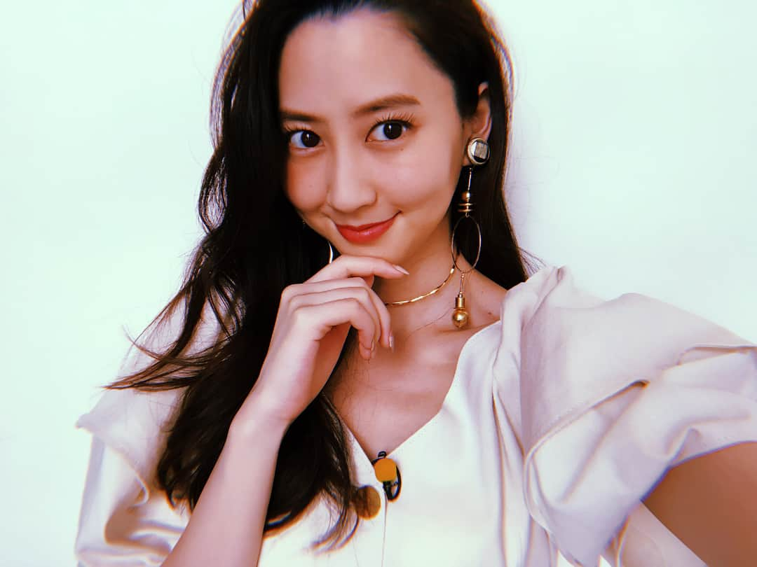 河北麻友子さんのインスタグラム写真 - (河北麻友子Instagram)「FASHION SET-UP: RITO EARRINGS: THE Dallas CHOKER: Pluie SANDALS: FABIO RUSCONI #FASHION #衣装」4月10日 20時34分 - mayukokawakitaofficial