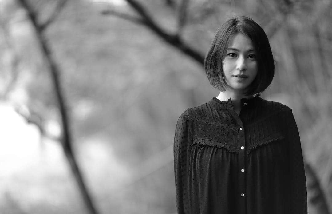 のインスタグラム：「休憩。 写真家 @kirin.photo  #写真 #撮影 #被写体 #モノクロ #モノクローム #モノクロ写真 #モノクロの世界  #白黒の世界 #白黒さん #白黒 #黒白  #黒白寫眞 #ポートレート #ポートレート部 #ポトレ #portrait #portrait_vision #portrait_mood」