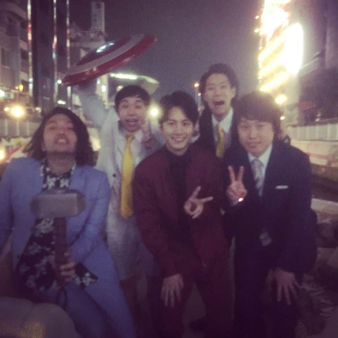 盛山晋太郎さんのインスタグラム写真 - (盛山晋太郎Instagram)「アベンジャーズ公開記念イベントに参加させてもらいました！こんなの初めて！  最後、立ち位置を間違えて完全に真ん中に来てしまいました！  #アベンジャーズ #インフィニウォー #ガチ全滅 #溝端淳平 さん #顔の大きさ僕の右目ぐらいしかなかった #リリーと霜降りの３人が #始まってすぐ僕を指差して #この人だけなんもマーベル知らないですよ #こういうイベントで絶対そんなん言うたあかんやろ  #汗とまらんかったわ #ほんで大好きやっちゅうねん #MARVEL」4月10日 13時58分 - morishimc