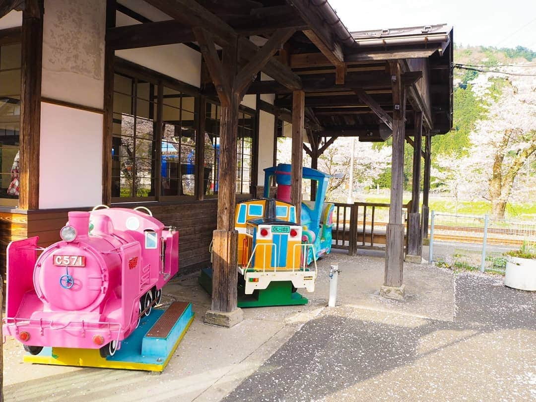 伊藤桃さんのインスタグラム写真 - (伊藤桃Instagram)「#すっぴん失礼 w 無事若桜駅 に到着ー！ 終点若桜駅もまた古い木造駅舎で… 駅の中にはぽんとタブレット装置があったり。 駅の外には子供が遊べる遊具があったり。 噂に聞いていたピンクのSLの遊具もあって思わずぱしゃりととってしまいました。  桜の季節に若桜鉄道という桜のつく路線にのれたことの幸せをしみじみと感じていました。 しかし若桜鉄道の旅、桃のハイライトはまさにここからでした！ 一枚目の写真にある入構証とかかれた硬券… この300円の券で構内見学もできちゃうのです！ そのお話はまた次の投稿で＼(^o^)／ #若桜鉄道 #木造駅舎 #国鉄 #cherryblossoms #昭和レトロ」4月10日 14時35分 - itomomo_tetsu