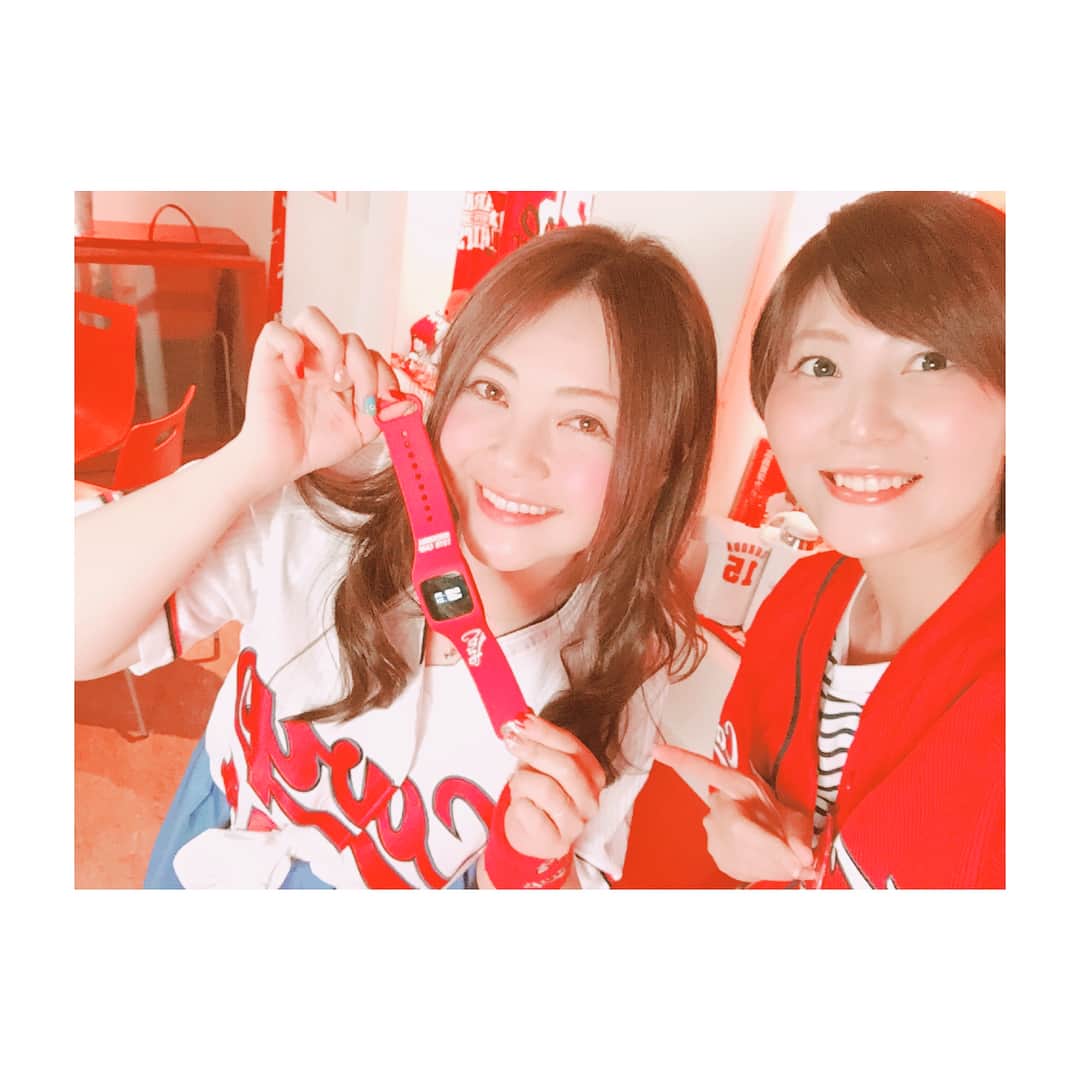 大崎みらいのインスタグラム：「、 赤坂にあるカープのお店！ コイスタにて、 J-SPORTS のCM撮影でした❤️ カープのお仕事嬉しい😭❤️ 、 funbandっていう、 プロ野球観戦をもっと面白くする 腕時計のCMだよ！ スマートフォンのアプリと連動して 試合速報とかスタメン情報とか 流してくれるんだよ！ もうすでに販売されてて 7球団のバンドがでてるよ！ これから全球団のラインナップも でてくるのかな😊♥️ 随時チェックしてみてね！！ https://funband.jp 、 こちらのバンドは J-SPORTS ONLINE SHOPにて 購入できるよー！ https://www.jsports.co.jp/bs/ メニューからオンラインショップに いってお買い求めください！🙆‍♀️ 、 とったCMは 五月からJ-SPORTSのチャンネル内で 何度も流れる予定なので 探してみてねー！！ 、 関東に住むカープファンの皆様！ ぜひ赤坂のコイスタ！ 行ってみてね！！ カープも見れるし ごはんもうまいし おすすめだよ！！！ 私もすぐまたたべに行きたい❤️ 、 、 放送が楽しみー！ 、 #carp #広島東洋カープ #カープ女子 #お仕事 #jsports #jsportsonlineshop  #funband #SHARP #赤坂 #コイスタ #COISTA #おおいちほこ #カープ女子神3 #大崎みらい #みらいちゃん推し」