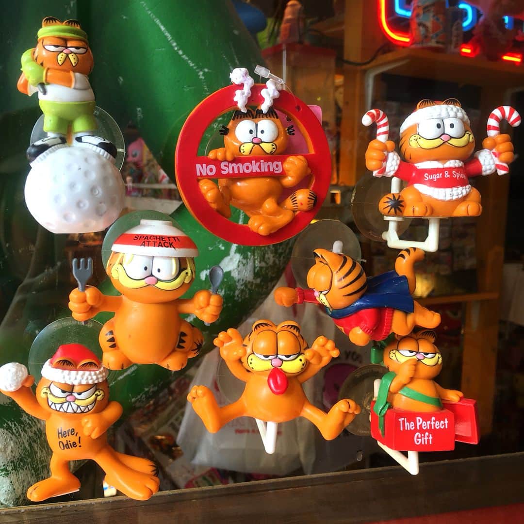 のインスタグラム：「Garfield suction cups PVC😽 * 80年代にアメリカで販売されていたガーフィールドの吸盤付きPVC❣️ お部屋や車の窓にペタッとくっつけませんか〜？？😆💞 おちゃめな表情がとっても可愛いですね✨ * WEBショップ掲載中 1512〜1836yen * * ⚠️インスタDMからのご注文は受け付けておりません。ご了承下さいませ🙇**➡️ 通販のご注文・商品のお問い合わせはこちら➡︎ メール✉️ kiarrystoys@nifty.com 電話☎️03-3314-3446 Webショップ💻http://kiarrys.ocnk.net/ . #kiarrys #キアリーズ #高円寺 #アメリカ #JUNK #アンティーク #antique #買取 #オモチャ買取 #TOY #vintage #ヴィンテージ #古着#advertisement#Advertising#アドバタイジング #garfield#ガーフィールド」