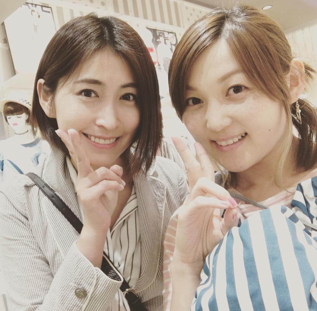長谷部瞳のインスタグラム：「瞳ちゃーん！と声をかけられ振り向くと なんと💓谷ちゃんですっ！ お互い初めての場所でバッタリ会うなんて奇跡✨ 娘ちゃんたちはお昼寝中で会えなくて残念だったー💦 また改めて一緒に遊んでね😊  #王様のブランチ #谷ちあき #ブランチog仲間 #偶然の出会い #声かけてくれてありがとう #女の子ママ #仲良しママ友 #またあそぼ」