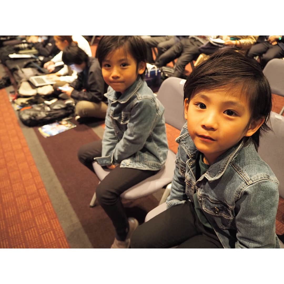 ayakoさんのインスタグラム写真 - (ayakoInstagram)「❤︎ 世界一受けたい授業 THE LIVE! 恐竜にあえる夏！@sekajulive の制作発表会にご招待頂き行ってまいりました❤︎ * * 今年の7月から5大アリーナで 歌やダンス、演劇ありのライブ 実物大のリアルな恐竜たちに出会えます❤︎ 動画見てみてください😂リアル‼️ ライブではもっと大きいいろんな恐竜が出てくるみたい！私もほんとあたま噛まれそうなくらい近くに来て怖いけど面白かった❤︎ * * 恐竜が大好きで詳しい2人ですが…リアル過ぎる恐竜に怖がり2人泣かないか心配したけど大喜びでした❤︎でもビビってます😂 古代へタイムスリップを親子で楽しめるライブです❤︎ #世界一受けたい授業#恐竜に会える夏 #PR#恐竜リアルすぎ#大人もビビる」4月10日 21時50分 - ayaya315