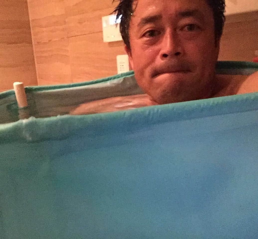 横田真一さんのインスタグラム写真 - (横田真一Instagram)「自宅で水風呂 簡易風呂ネットで¥10000 中国製 買ってすぐ柱が折れたけど一年使ってる 筋肉痛をほぐす でもこれから夏になると水道水の温度が25℃くらいになるから効かない 今で20℃くらいでギリギリ #golf #golfing #男子ゴルフ #ゴルフ男子 #男子ツアー #golflife #ゴルフ大好き #ゴルフウェア #フィットネス#ゴルフ練習 #日本ツアー#ゴルフトーナメント#ゴルフ#ゴルフ女子#ゴルフクラブ #ゴルフ場#ヨコタゴルフベース#ゴルフレッスン#つるやゴルフ#AXEL#46才からの目指せヘッドスピード50m/sシリーズ」4月10日 16時25分 - yokoshingolf