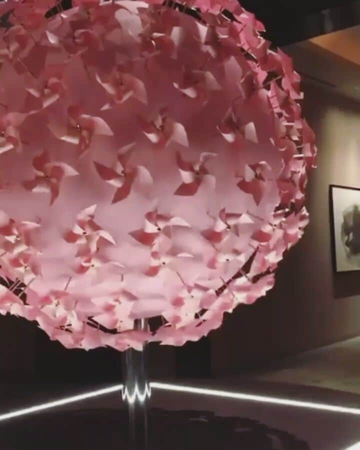 のインスタグラム：「ロビーに展示されている、舘鼻則孝氏によるインスタレーション作品 Pink Petals。風に揺れるかざぐるまが春を感じさせます。210 kazaguruma - Japanese for windmills - that turn in the breeze, an abstract interpretation of the cherry blossom's pink petals by contemporary artist Noritaka Tatehana.  #PinkPetalsHanami #NoritakaTatehana #舘鼻則孝 @NoritakaColtd #日本の春 #かざぐるま #越前和紙 #花見 #インスタレーション #アート #ホテルロビー #丸の内 #パレスホテル東京 #Japanesespring #hanami #prettyinpink #pinkpetals #installationart #artwork #art #windmill #echizenwashi #washi #hotellobby #Marunouchi #PalaceHotelTokyo」