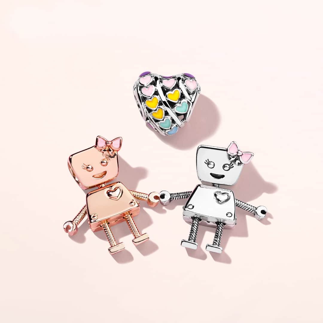 のインスタグラム：「Happy #SiblingsDay from us and #BellaBot, our adorable, collectable, little robot charm. Give it to someone you love, whether it’s your siblings or the family you’ve chosen for yourself. #PANDORACharm #DOPANDORA #PANDORAFriends」