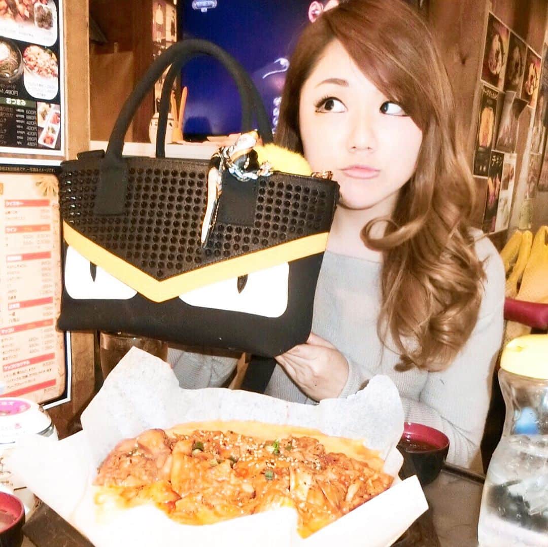 なちゅさんのインスタグラム写真 - (なちゅInstagram)「#韓国かぶれ #韓国行って #新大久保行ってる #日本人（笑） #🇰🇷 #🇯🇵 #もらったバック♡ #bag #👜 #ハンドバック #カムサハムニダ #マシッソヨ #チーズダッカルビ #毎日食べたい #75chacha  #新大久保ランチ  #japan #お相手はみ山さん #み山健太郎 #MiyamaKentarou #ヘアメイクアーティスト #ayaさん #数々の芸能人出掛けてる #48もやった #なちゅの盛り師  #伝説の盛り師 #肌キレイね #歯もキレイね #みやまっち み山健太郎ヘアメイクご依頼は コチラまで↓ https://www.miyama-kentarou.net」4月10日 18時04分 - nachudesu1223