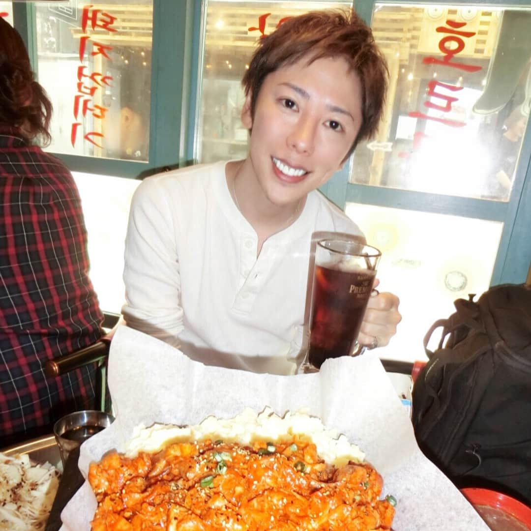 なちゅさんのインスタグラム写真 - (なちゅInstagram)「#韓国かぶれ #韓国行って #新大久保行ってる #日本人（笑） #🇰🇷 #🇯🇵 #もらったバック♡ #bag #👜 #ハンドバック #カムサハムニダ #マシッソヨ #チーズダッカルビ #毎日食べたい #75chacha  #新大久保ランチ  #japan #お相手はみ山さん #み山健太郎 #MiyamaKentarou #ヘアメイクアーティスト #ayaさん #数々の芸能人出掛けてる #48もやった #なちゅの盛り師  #伝説の盛り師 #肌キレイね #歯もキレイね #みやまっち み山健太郎ヘアメイクご依頼は コチラまで↓ https://www.miyama-kentarou.net」4月10日 18時04分 - nachudesu1223