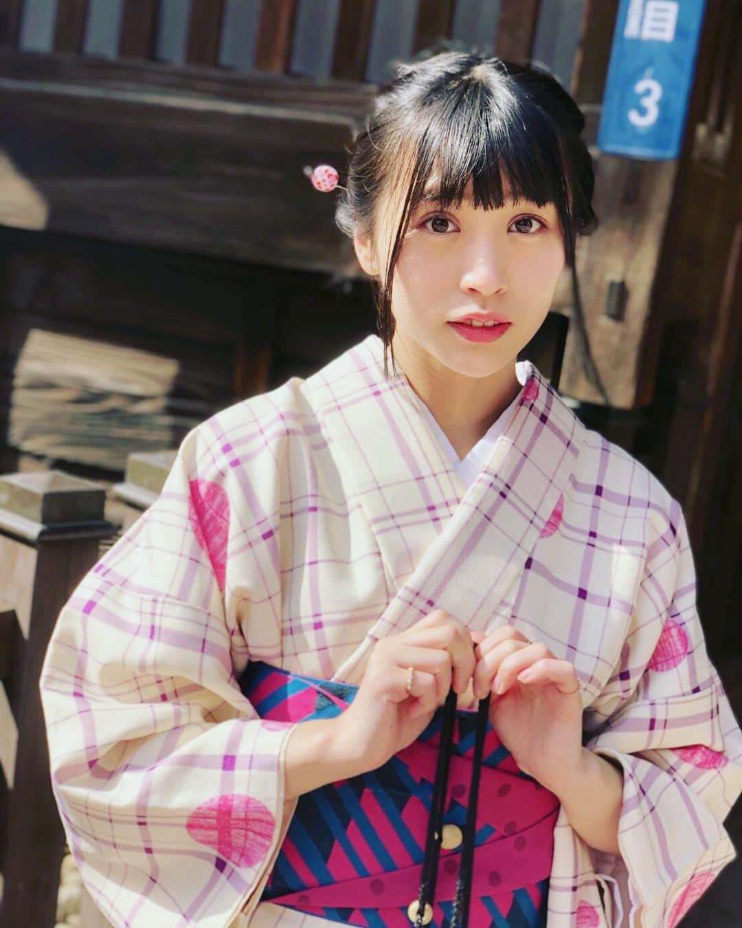 根岸愛のインスタグラム：「町娘感。 「お忘れ物でございます」 とか言ってそう。 #着物 #和服 #町娘 #wargo」