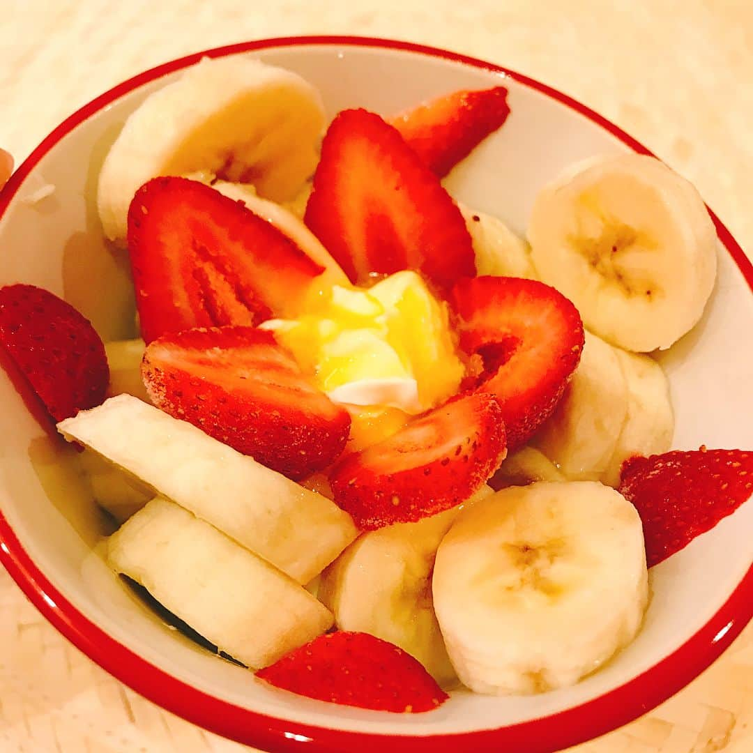 天木じゅんさんのインスタグラム写真 - (天木じゅんInstagram)「. . Today's dinner🍽🥘🍓🍌 . . ✔︎小松菜と玉子のバターソテー ✔︎辛口麻婆春雨 ✔︎ギリシャヨーグルトにtoppingで マンゴーソースバナナいちご ✔︎玄米炊いてたのに間に合わず . . 小松菜はイライラや情緒不安定な時に効果的 あとはむくみ改善や肥満予防、にきび肌荒れにも 効くみたいで摂取。 . ギリシャヨーグルトもダイエットに良いと聞いて すぐに取り入れ作戦！！ . . #天木ごはん #麻婆春雨 #cook #手料理 #ギリシャヨーグルト #mctオイル  #」4月10日 18時41分 - jun.amaki