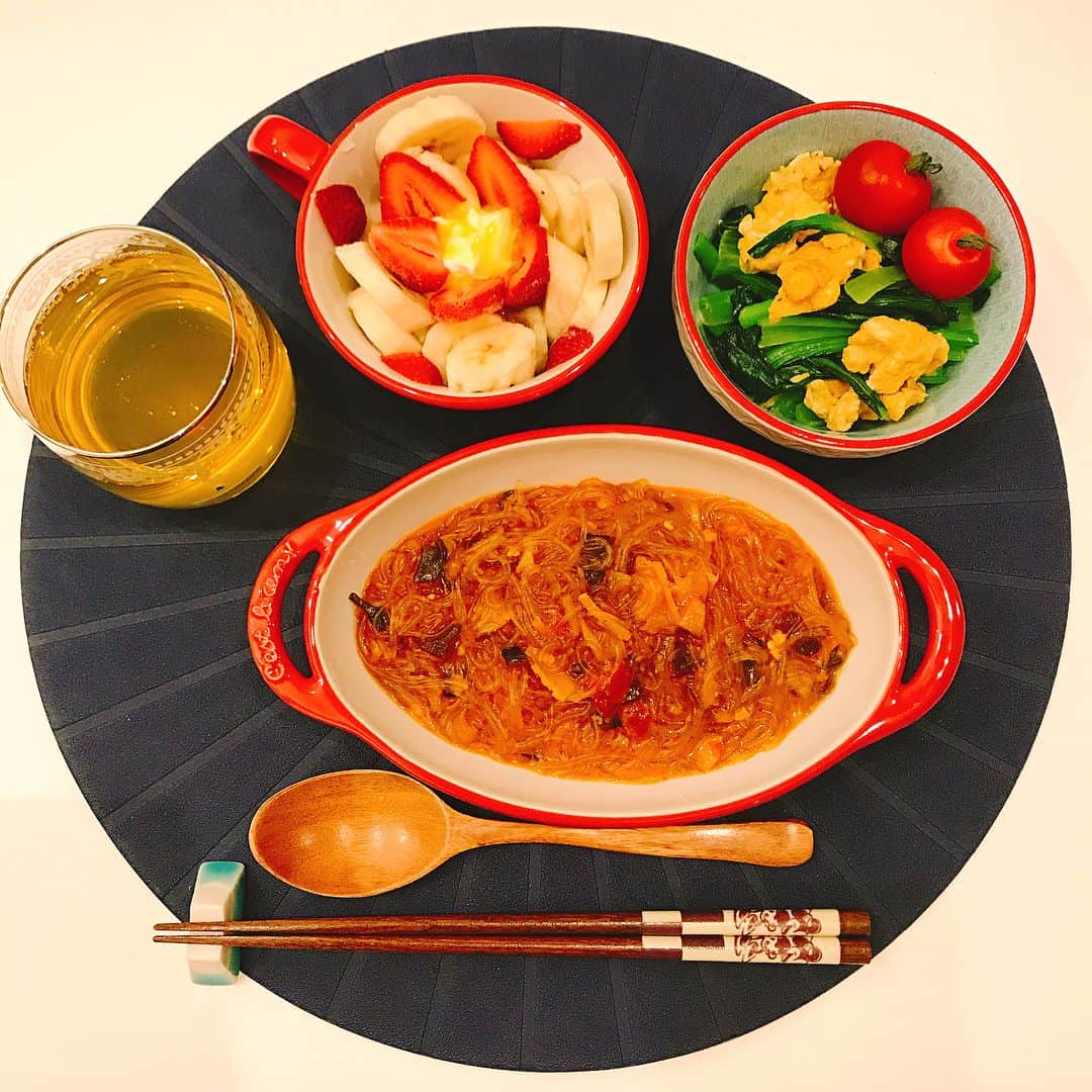 天木じゅんさんのインスタグラム写真 - (天木じゅんInstagram)「. . Today's dinner🍽🥘🍓🍌 . . ✔︎小松菜と玉子のバターソテー ✔︎辛口麻婆春雨 ✔︎ギリシャヨーグルトにtoppingで マンゴーソースバナナいちご ✔︎玄米炊いてたのに間に合わず . . 小松菜はイライラや情緒不安定な時に効果的 あとはむくみ改善や肥満予防、にきび肌荒れにも 効くみたいで摂取。 . ギリシャヨーグルトもダイエットに良いと聞いて すぐに取り入れ作戦！！ . . #天木ごはん #麻婆春雨 #cook #手料理 #ギリシャヨーグルト #mctオイル  #」4月10日 18時41分 - jun.amaki