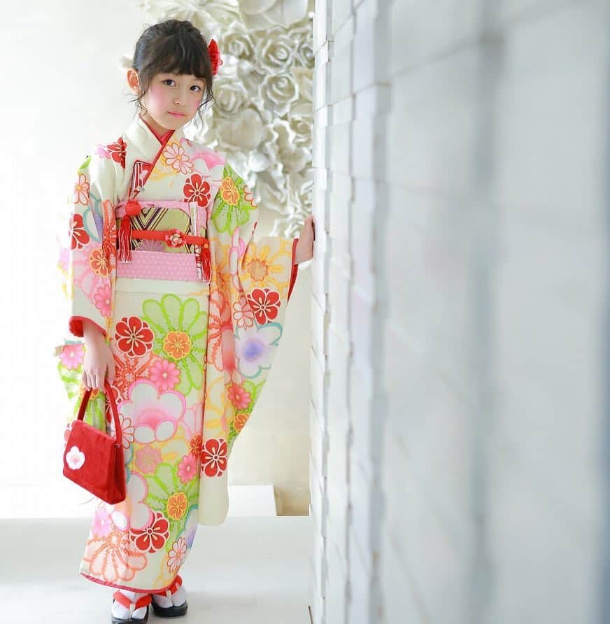 ゆめ & じゅなのインスタグラム：「じゅなぴー着物♡ おすまし♡ #着物 #kimono  #妹 #おすまし  #写真 #綺麗  #スタジオキャラット  @studio_caratt  #全身 #ヘアスタイル」