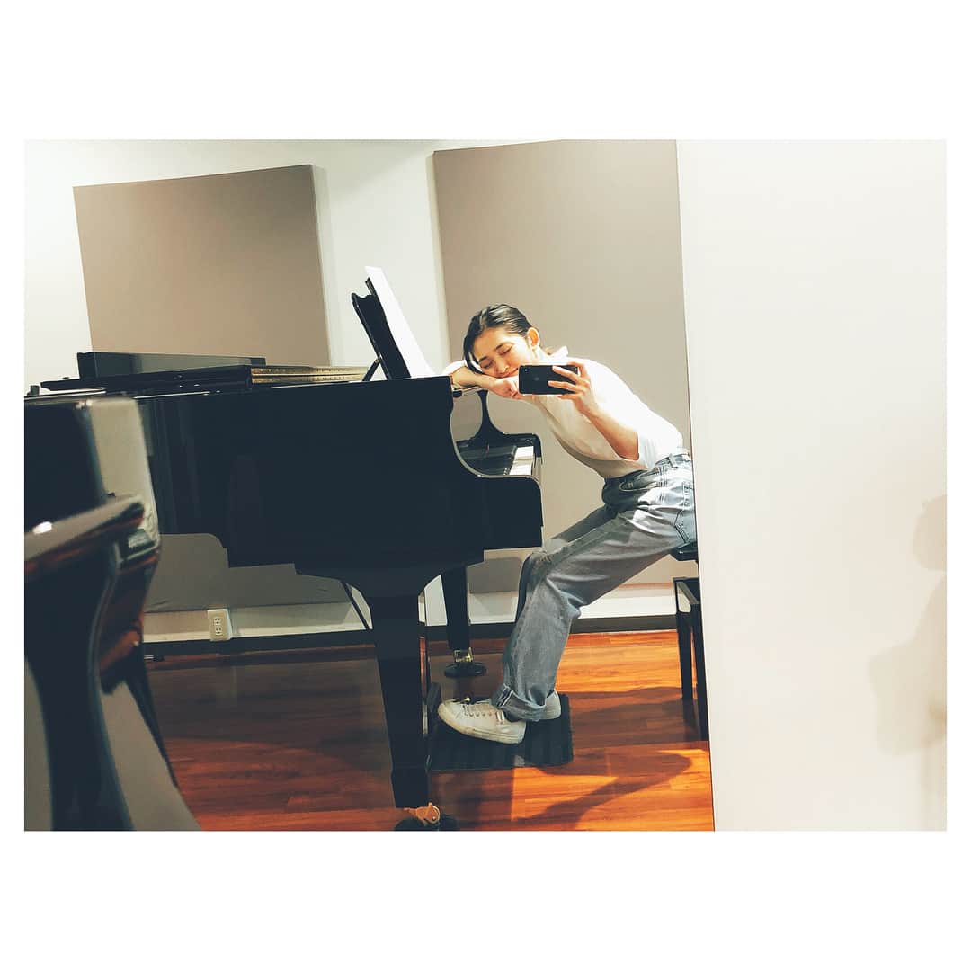 岡本玲さんのインスタグラム写真 - (岡本玲Instagram)「. 子供の時弾けたらいいなって思ってた曲を、大人になった今ちゃんと弾いてみたいなと思って、時間見つけてちょこちょこピアノ弾きにスタジオに行ってます、最近。」4月10日 19時25分 - rei_okamoto