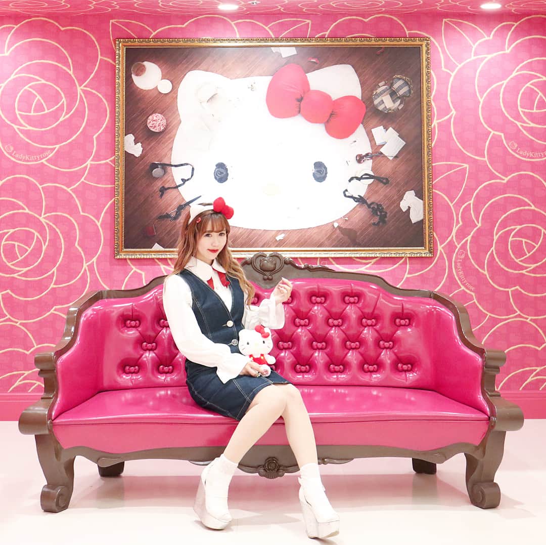 のインスタグラム：「. みいきさんとRちゃんとサンリオに行ってきたよ〜🎡 2枚目は3人で記念撮影ショット😍 . 今回はみんなでキティちゃんコーデ👠💕 キティちゃんといえば デニムのオーバーオールのイメージがあったから デニムワンピースを合わせたよ👱🏻‍♀️🎒 . #sanriopuroland #puroland #kitty #kittyfashion #kittyootd #pink #denim #ootd #fashion #code #coordinate #honeymihoney #サンリオ #サンリオピューロランド #キティーちゃん #キティーコーデ #キティーちゃんコーデ #ファッション #サンリオバウンド #レディキティハウス #コーデ #コーディネート #ハニーミーハニー #彩虹室內主題樂園 #산리오퓨로랜드 #お揃い #お揃いコーデ #シミラールック」