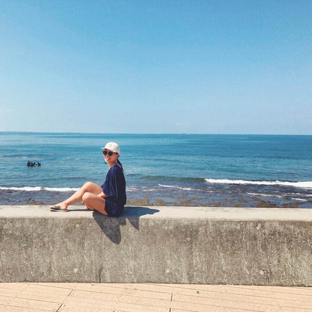長嶺菜菜子のインスタグラム：「. 帰省中の沖縄は 珍しく寒かったけど . 太陽が出れば 真夏常夏🌞🏝🌺👙 . . 海に癒されて来た♡♡ . #沖縄 #沖縄出身 #うちなんちゅ #アクティブ女子 #旅好き #海好き #海 #海が近くにないと寂しい #沖縄の海 #インフルエンサー #インスタグラマー」