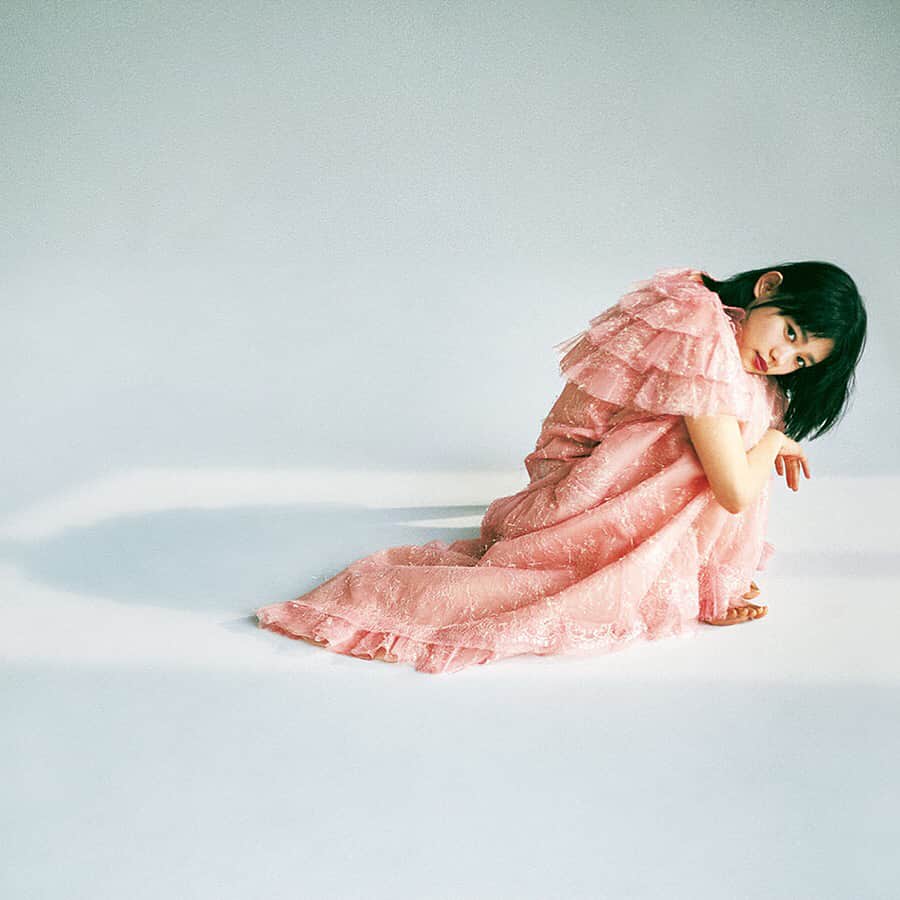 杉咲花のインスタグラム：「本日発売の雑誌 「Violet」に 登場させていただいております。 楽しいカメラマン尾身さん とびきりのお洋服を用意してくださったマナさん ずっと憧れていたメイクUDAさん 初めましてのヘア夛田さん 素敵な方々とご一緒することができて、 とてもハッピーな撮影でした。 インタビューもたくさんしていただいております。 是非ご覧ください。」