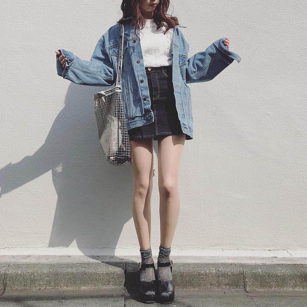 Liddell_Official_Fashionさんのインスタグラム写真 - (Liddell_Official_FashionInstagram)「. Denim×Denimは上級編と思ってませんか？！👖 色を変えれば一気にオシャレ度アップ！！ ストリートぽくなりすぎたくない！ という方は足元や小物でアクセントをつけて...💍 . jacket/blouse: @dholic_official  skirt: @mellow_neon  bag: @studious_official  sandal: @snidel_official . #Repost @aya0119 with @get_repost ・・・ 甘いレースに このGジャン めっちゃ合う🐻❤︎ . #fashion #apparel #ootd #ファッション #お洒落さんと繋がりたい #お洒落さんとつながりたい #お洒落好きな人と繋がりたい  #ayakaコーデ #フリクロ #vintage #古着好きな人と繋がりたい #今日のコーデ #rili_tokyo #followme #zara #ザラジョ #dholic #dholicsnap#lfl#l4l」4月10日 20時00分 - liddellinc_fashion