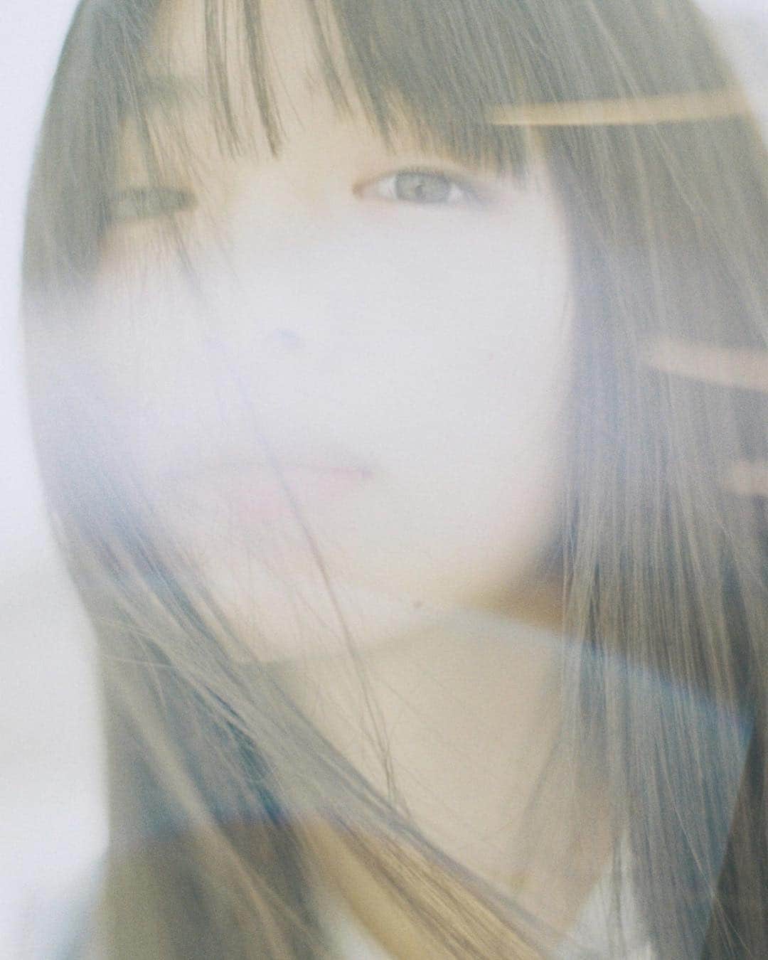 花盛友里のインスタグラム：「やること多すぎて わたしの脳みそ小鳥級なのに まじでどうしよう！ 家事してても行ったり来たりしちゃうタイプなの、わかるこの気持ち？ 冷蔵庫とか何回も開けちゃうタイプなのよ！ あー、まゆうちゃんかわいい、かわいすぎるよ、朝から癒しだわ♡ . Shooting for @seventeenjp_mag . . #yokotamayuu #girl #japan #japanese #portrait」
