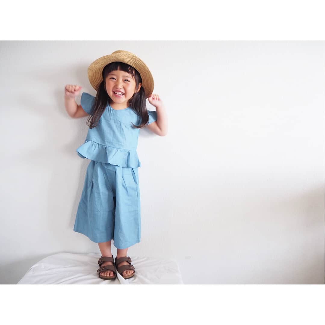 Kyooonさんのインスタグラム写真 - (KyooonInstagram)「20180410 * * 久しぶりに家で写真撮ったらノリノリ😂 全身のアングルも久々かな🕴 * 今日はドラえもんの映画を観に🎦 プリキュアはすごく楽しめてたけどドラえもんはどうかなぁなんて思ってたけど 集中してたなぁ☺️1年前は暗いのが怖いって泣いてたのが嘘みたい🤣 * * 小さい子のサロペットが大好きだけどセットアップも可愛い♡娘は青がいちばん好きな色なのですごい気に入ってます☺️✨ セットアップは 通販アプリ @smarby.jp で。 UNICAのです✨ * 5ヶ月間お買いものポイントプレゼント🎁 スマービー公式アンバサダー「smarbykids大募集キャンペーン」は5月まで実施中です☺️ #3歳#3歳11ヶ月#smarby#スマービー #smarbykids#キッズコーデ#smarby_PR」4月10日 22時20分 - fancykyon