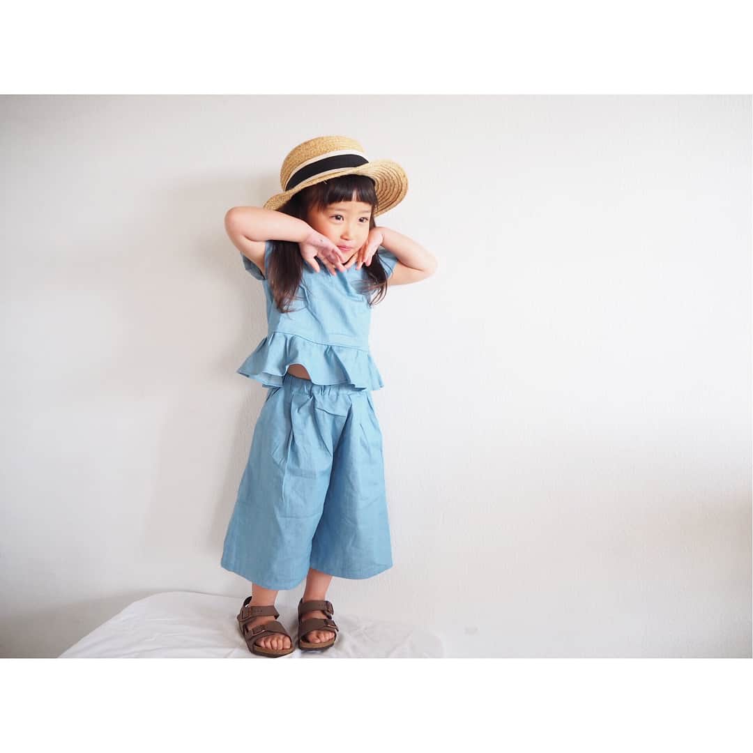 Kyooonさんのインスタグラム写真 - (KyooonInstagram)「20180410 * * 久しぶりに家で写真撮ったらノリノリ😂 全身のアングルも久々かな🕴 * 今日はドラえもんの映画を観に🎦 プリキュアはすごく楽しめてたけどドラえもんはどうかなぁなんて思ってたけど 集中してたなぁ☺️1年前は暗いのが怖いって泣いてたのが嘘みたい🤣 * * 小さい子のサロペットが大好きだけどセットアップも可愛い♡娘は青がいちばん好きな色なのですごい気に入ってます☺️✨ セットアップは 通販アプリ @smarby.jp で。 UNICAのです✨ * 5ヶ月間お買いものポイントプレゼント🎁 スマービー公式アンバサダー「smarbykids大募集キャンペーン」は5月まで実施中です☺️ #3歳#3歳11ヶ月#smarby#スマービー #smarbykids#キッズコーデ#smarby_PR」4月10日 22時20分 - fancykyon