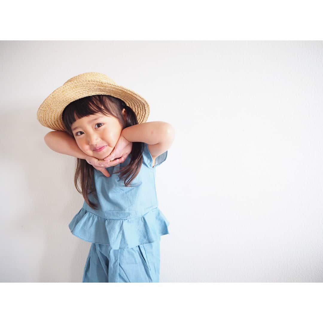 Kyooonさんのインスタグラム写真 - (KyooonInstagram)「20180410 * * 久しぶりに家で写真撮ったらノリノリ😂 全身のアングルも久々かな🕴 * 今日はドラえもんの映画を観に🎦 プリキュアはすごく楽しめてたけどドラえもんはどうかなぁなんて思ってたけど 集中してたなぁ☺️1年前は暗いのが怖いって泣いてたのが嘘みたい🤣 * * 小さい子のサロペットが大好きだけどセットアップも可愛い♡娘は青がいちばん好きな色なのですごい気に入ってます☺️✨ セットアップは 通販アプリ @smarby.jp で。 UNICAのです✨ * 5ヶ月間お買いものポイントプレゼント🎁 スマービー公式アンバサダー「smarbykids大募集キャンペーン」は5月まで実施中です☺️ #3歳#3歳11ヶ月#smarby#スマービー #smarbykids#キッズコーデ#smarby_PR」4月10日 22時20分 - fancykyon