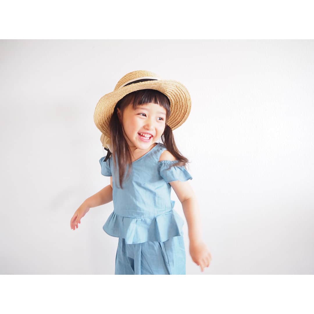 Kyooonさんのインスタグラム写真 - (KyooonInstagram)「20180410 * * 久しぶりに家で写真撮ったらノリノリ😂 全身のアングルも久々かな🕴 * 今日はドラえもんの映画を観に🎦 プリキュアはすごく楽しめてたけどドラえもんはどうかなぁなんて思ってたけど 集中してたなぁ☺️1年前は暗いのが怖いって泣いてたのが嘘みたい🤣 * * 小さい子のサロペットが大好きだけどセットアップも可愛い♡娘は青がいちばん好きな色なのですごい気に入ってます☺️✨ セットアップは 通販アプリ @smarby.jp で。 UNICAのです✨ * 5ヶ月間お買いものポイントプレゼント🎁 スマービー公式アンバサダー「smarbykids大募集キャンペーン」は5月まで実施中です☺️ #3歳#3歳11ヶ月#smarby#スマービー #smarbykids#キッズコーデ#smarby_PR」4月10日 22時20分 - fancykyon