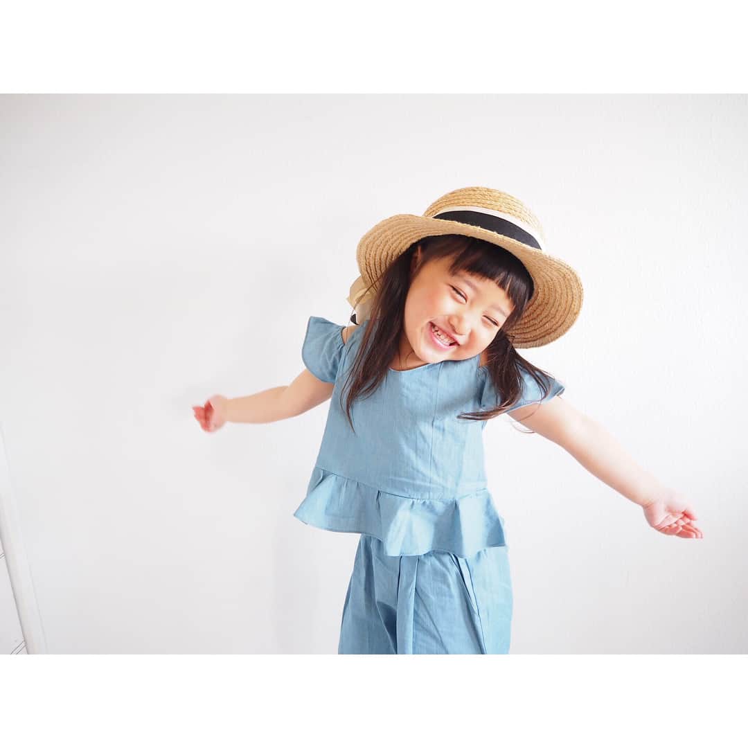 Kyooonさんのインスタグラム写真 - (KyooonInstagram)「20180410 * * 久しぶりに家で写真撮ったらノリノリ😂 全身のアングルも久々かな🕴 * 今日はドラえもんの映画を観に🎦 プリキュアはすごく楽しめてたけどドラえもんはどうかなぁなんて思ってたけど 集中してたなぁ☺️1年前は暗いのが怖いって泣いてたのが嘘みたい🤣 * * 小さい子のサロペットが大好きだけどセットアップも可愛い♡娘は青がいちばん好きな色なのですごい気に入ってます☺️✨ セットアップは 通販アプリ @smarby.jp で。 UNICAのです✨ * 5ヶ月間お買いものポイントプレゼント🎁 スマービー公式アンバサダー「smarbykids大募集キャンペーン」は5月まで実施中です☺️ #3歳#3歳11ヶ月#smarby#スマービー #smarbykids#キッズコーデ#smarby_PR」4月10日 22時20分 - fancykyon