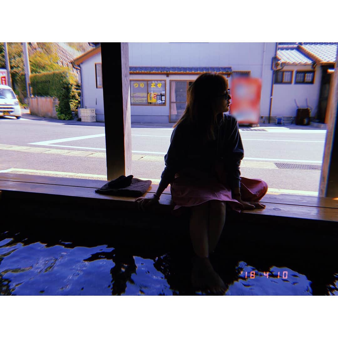 川口春奈さんのインスタグラム写真 - (川口春奈Instagram)「母と娘、足湯に浸かって、世間話。」4月10日 22時28分 - haruna_kawaguchi_official