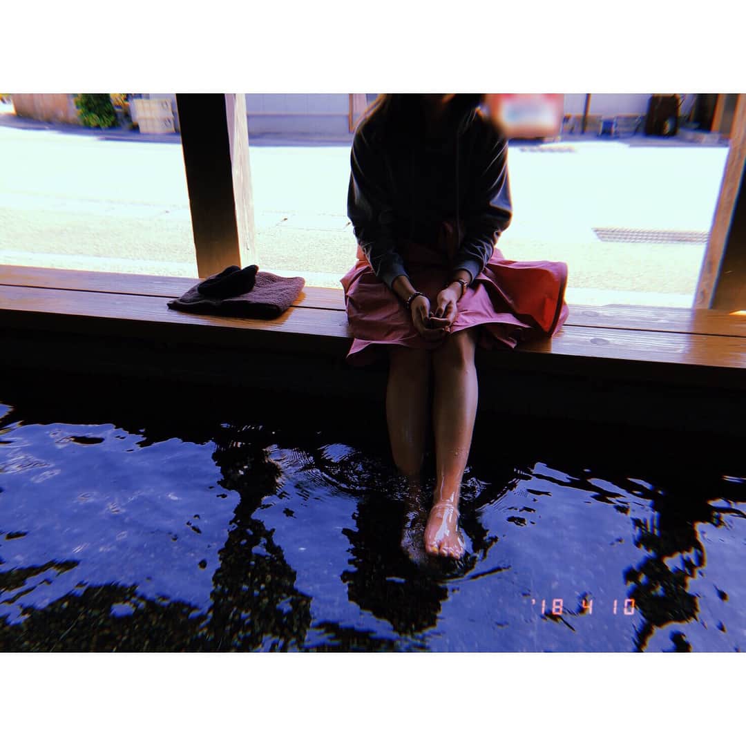 川口春奈さんのインスタグラム写真 - (川口春奈Instagram)「母と娘、足湯に浸かって、世間話。」4月10日 22時28分 - haruna_kawaguchi_official