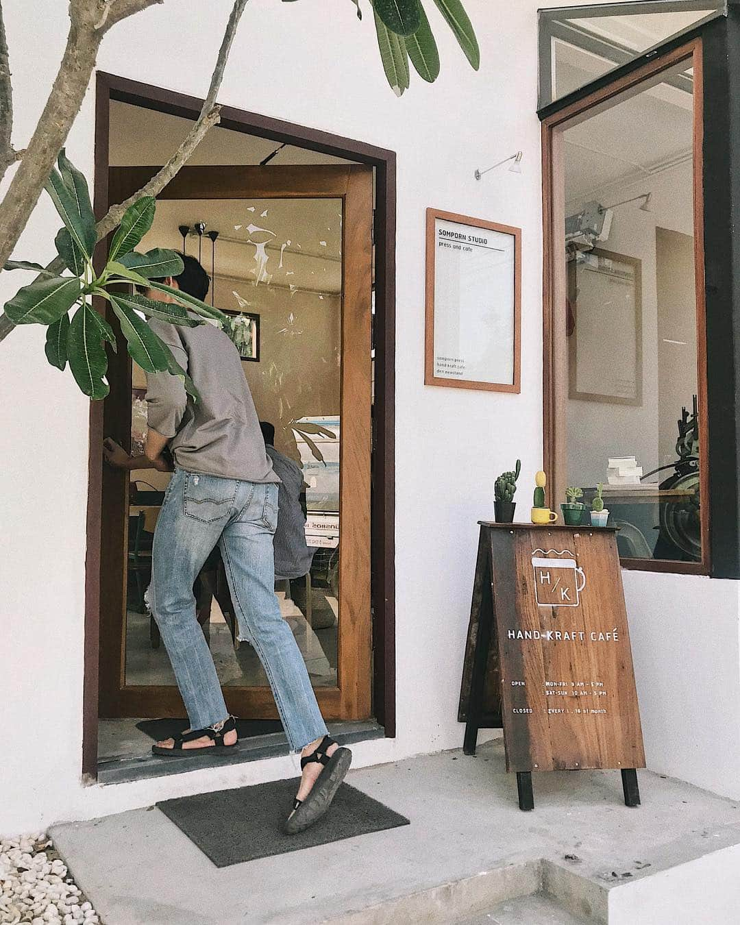 PIMTHAさんのインスタグラム写真 - (PIMTHAInstagram)「Cafe hopping 🏃🏻‍♂️☕️ มาฮอพหรือมาปล้นร้านเอาดีๆ @abchuthai  #cafehoppingcnx #cafechiangmai #coffeeshop」4月10日 22時47分 - pimtha