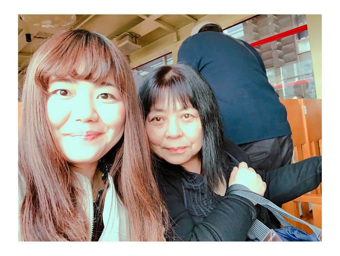 伊藤ゆりさんのインスタグラム写真 - (伊藤ゆりInstagram)「お母さんと奈良・京都へ旅に出た！ 桜散るらむ、、桜の時期がわからない常識知らずにへこむヽ(´▽｀)/ までもお母さんとゆっくりできたし お部屋もラージサイズになったし 一乗寺の極鳥たべれたし なによりたかこに会えたしよかったったったヽ(´▽｀)/💨💨 . #春日大社 #春日大社参道 #東大寺 #東大寺大仏殿 #ちょっと桜 #東大寺ミュージアム #嵐山 #よしむら #トロッコ電車 #八阪神社 #平宗奈良店 #柿の葉寿司 #環奈 #茶粥 #一乗寺 #極鳥 #エクシブ京都離宮 #オークホステル奈良」4月10日 23時11分 - ito0aiueorange