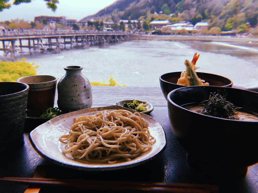 伊藤ゆりさんのインスタグラム写真 - (伊藤ゆりInstagram)「お母さんと奈良・京都へ旅に出た！ 桜散るらむ、、桜の時期がわからない常識知らずにへこむヽ(´▽｀)/ までもお母さんとゆっくりできたし お部屋もラージサイズになったし 一乗寺の極鳥たべれたし なによりたかこに会えたしよかったったったヽ(´▽｀)/💨💨 . #春日大社 #春日大社参道 #東大寺 #東大寺大仏殿 #ちょっと桜 #東大寺ミュージアム #嵐山 #よしむら #トロッコ電車 #八阪神社 #平宗奈良店 #柿の葉寿司 #環奈 #茶粥 #一乗寺 #極鳥 #エクシブ京都離宮 #オークホステル奈良」4月10日 23時11分 - ito0aiueorange