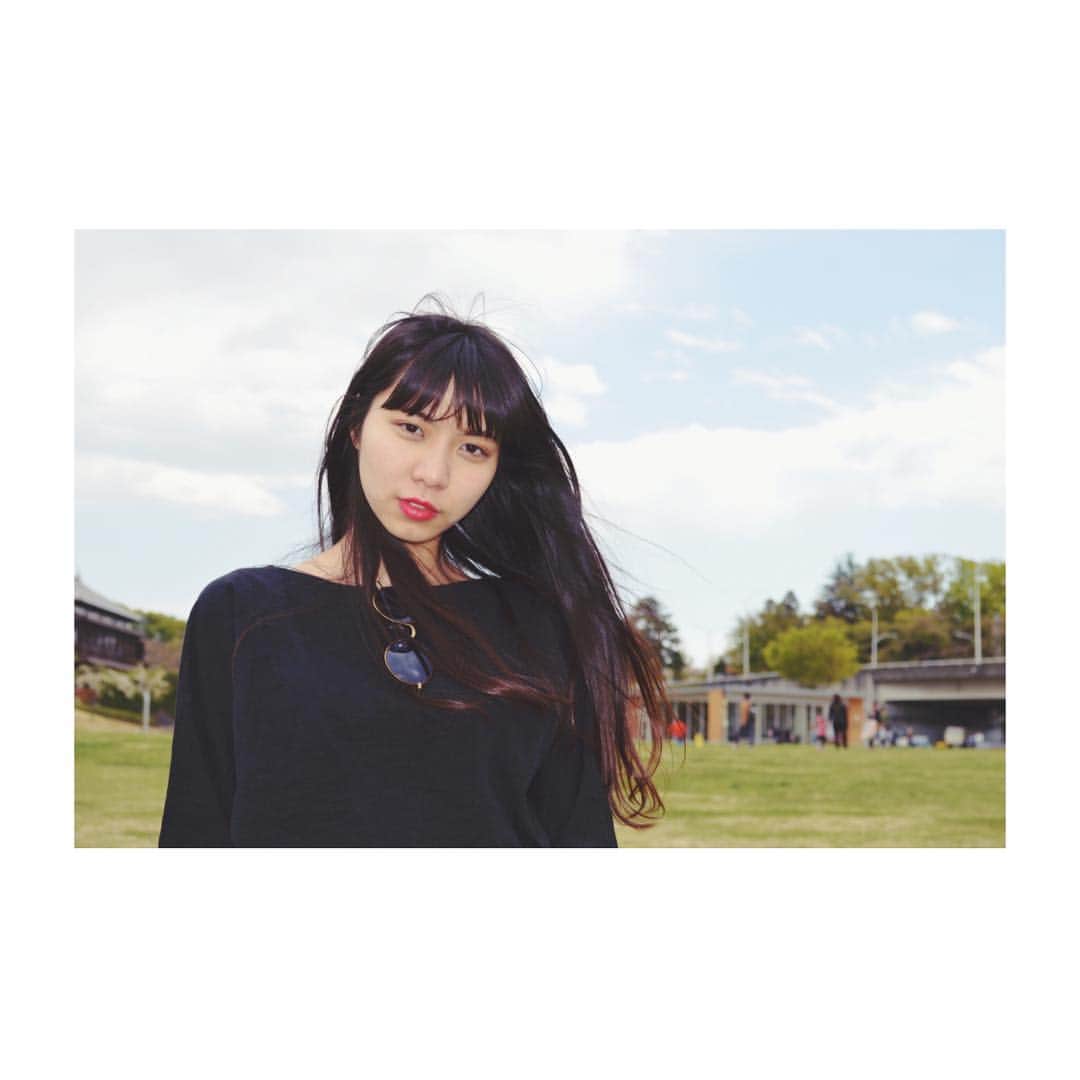 のインスタグラム：「公園行った日🐰💓 眩しくて目が死んでる🐟  #photo #holiday #park #green #grass #sunny #bright #photographer #camera #windy #love #spring #japan #actress #model #me #awesome #yolo #ootd #outfit  #ennui #black #longhair #red #lip #girl #japanese  #一眼レフ」