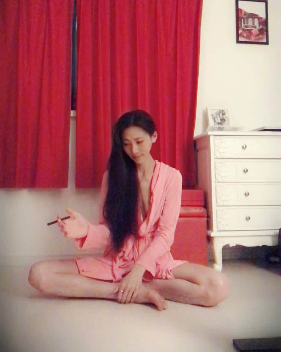 ささきえりさんのインスタグラム写真 - (ささきえりInstagram)「なんかこれ、、、インテリアとか、小物で飾ってても可愛いかも😍  @yukaaa_d_s  #ＪＴ #電子タバコ #ブルームテック #部屋汚れない #煙出ない #なうい #新しい #新商品 #スマート #オシャレアイテム #インテリア #小物 #撮影 #撮影アイテム #撮影モデル #インフルエンサー」4月26日 1時09分 - chaneri_ballet_style