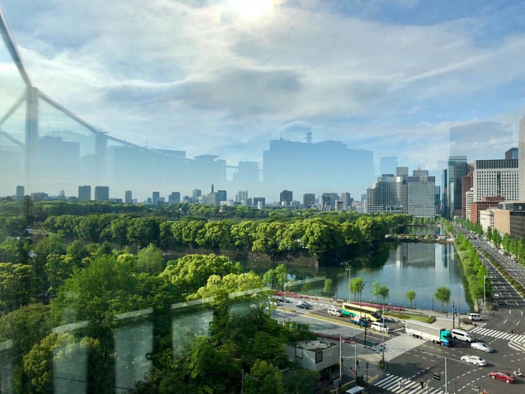 田中要次のインスタグラム：「ミッドタウン日比谷のテラスから撮った写真。ガラスの反射に写ったビル群が重なって、まるでSF的。」